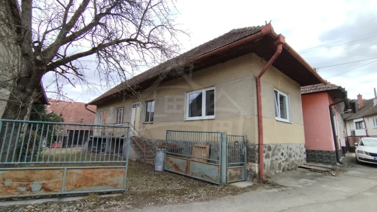 Starší rodinný dom na veľkom pozemku v obci Háj