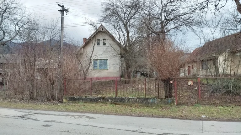 Starý dom na rovinatom pozemku v obci Krpeľany (bez pozemk