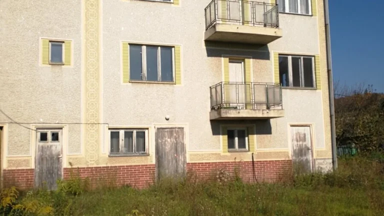 Predám 2× dvojpodlaźný rodinný dom v Levároch okres Revúca s