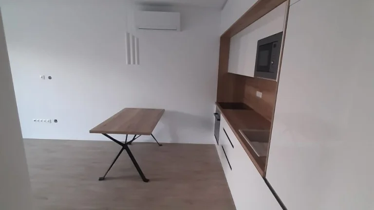 2i čiastočne zariadený byt s balkónom, staré sídlisko Priev