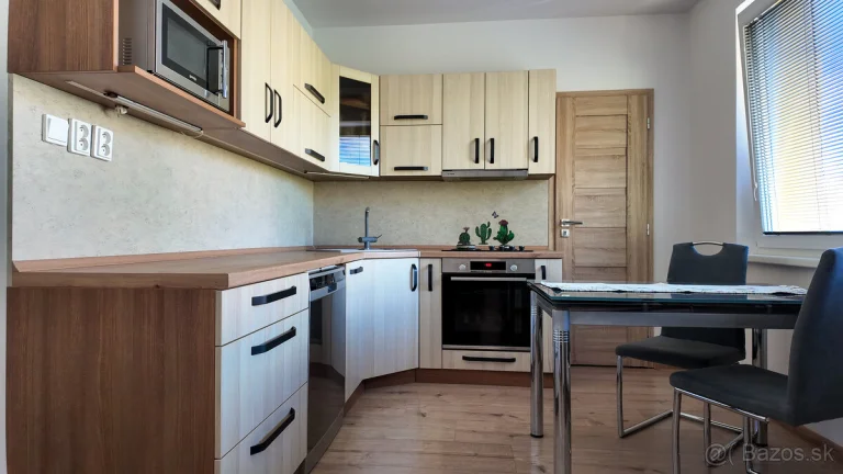 Zrekonštruovaný slnečný 4 izbový byt s balkónom Vlčince 3