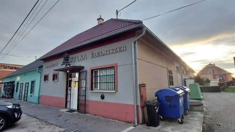 Zabehnutý obchod s potravinami v strede obce Topoľníky