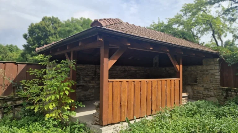 Stavebný pozemok s prípojkou elektriny a vody s novým kamenn