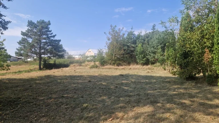 Stavebný rovinatý pozemok pri lese so všetkými sieťami pri p