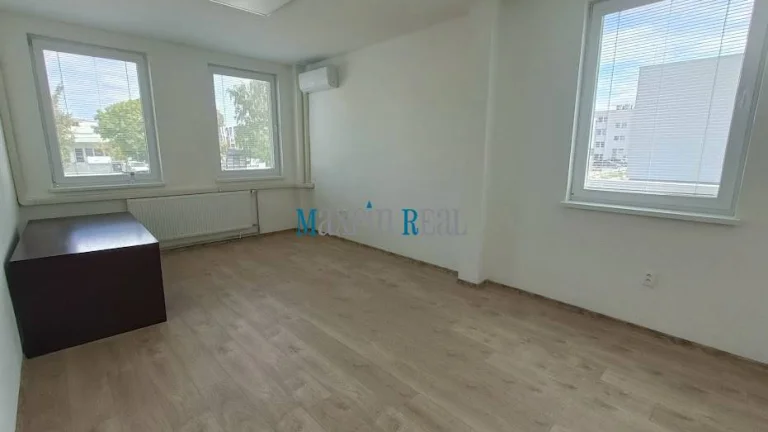 Dvojkancelária s vlastnou kuchynkou a parkovaním