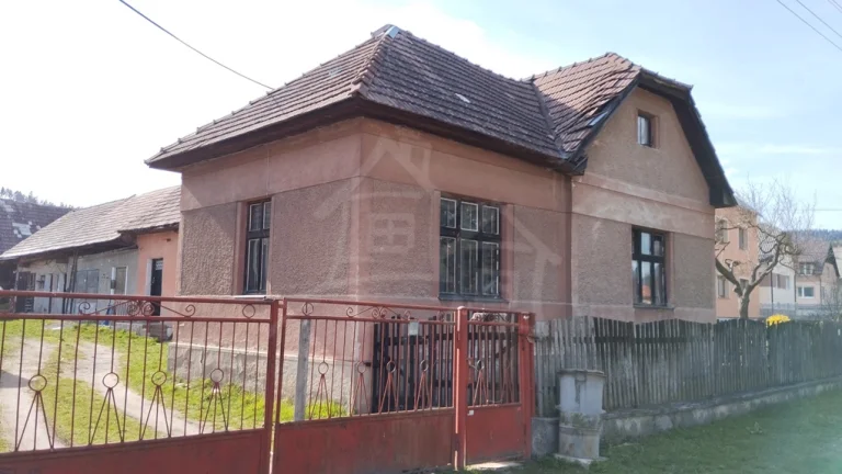 Pokojné bývanie alebo víkendový únik – rozľahlý pozemok so