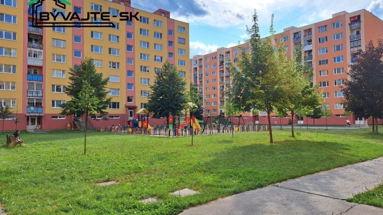 REZERVOVANÉ Dvojizbový byt s lódžiou a komorou na sídlisku