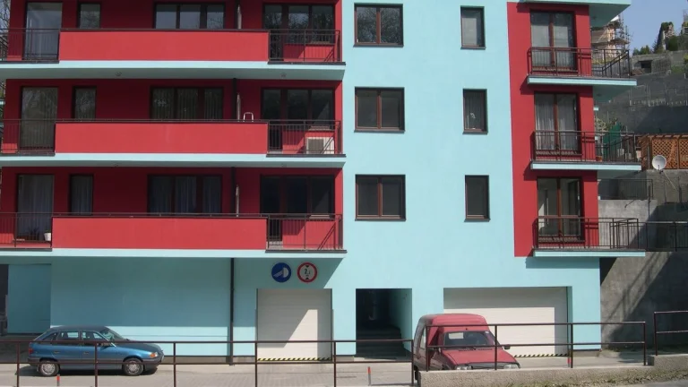 PONÚKAME NA DLHODOBÝ PRENÁJOM 3-izbový byt s 80 m2 terasou