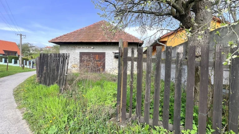 PREDAJ stavebný pozemok 749 m² v obci Malé HOSTE