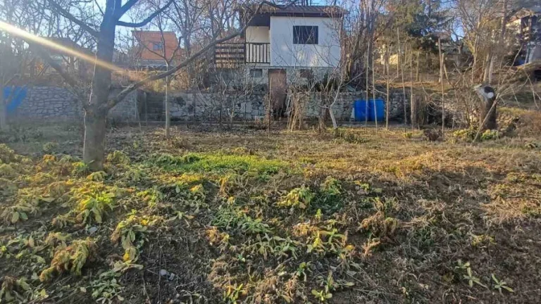 Predám záhradnú chatku s pozemok v obci Navojovce