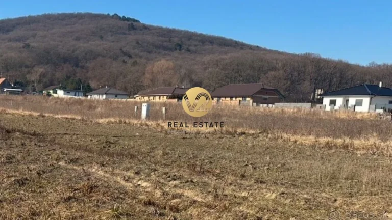 Ponúkame Na PREDAJ stavebný pozemok 921m2