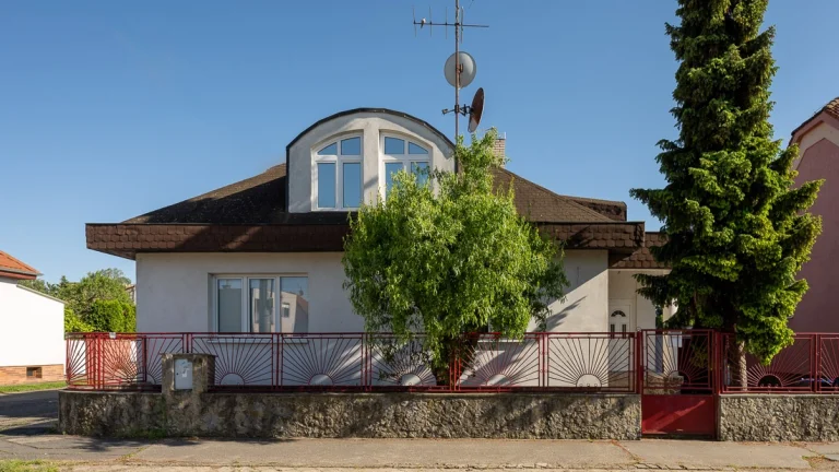 Rodinný dom vhodný na bývanie a podnikanie.