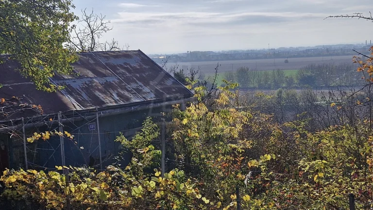 Záhrada s chatkou v Leviciach