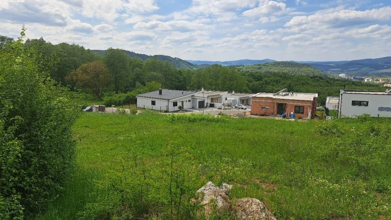 Pozemok Medové lúky 822m2 s výhľadom