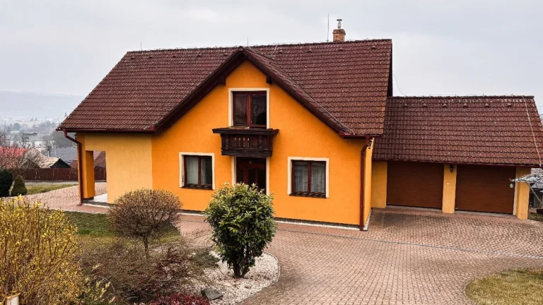 Rodinný dom s rovinatým pozemkom a krásnym výhľadom