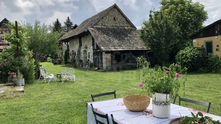 Jedinečná oáza pokoja – unikátne vidiecke sídlo s veĺkou s