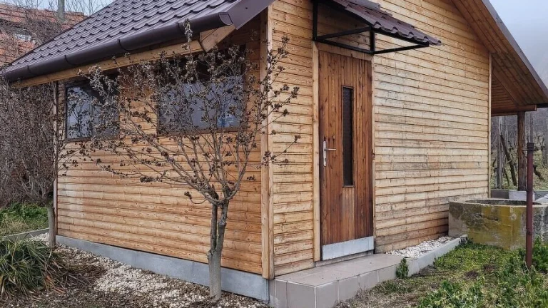 Predáme chatku s pekným pozemkom a viničom pri Štúrove.