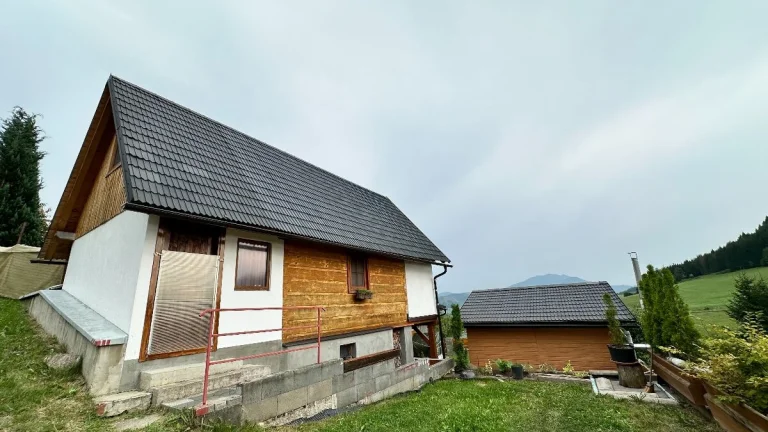 Chatka so záhradkou