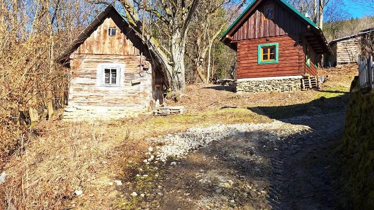 Dve drevenice na jednom pozemku v horách Javorníkov na pre