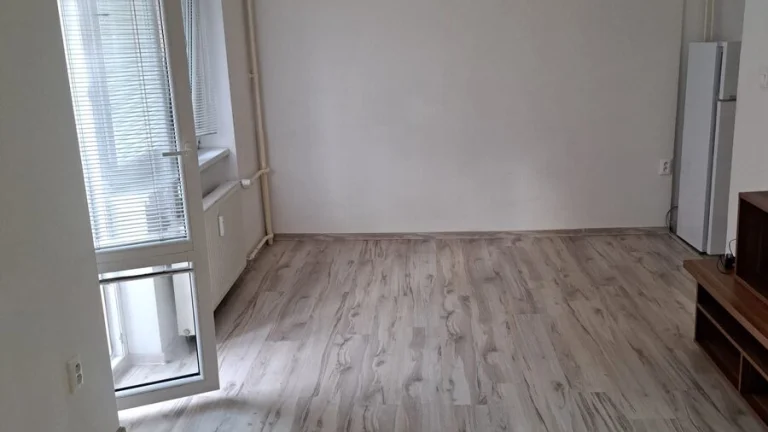 2-izbový byt s balkónom na prenájom - Lánska, Pov.Bystrica