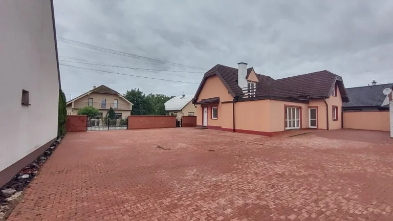 Exkluzívny predaj 6.izb 220m2 RD v obci Horňany a pozemkom