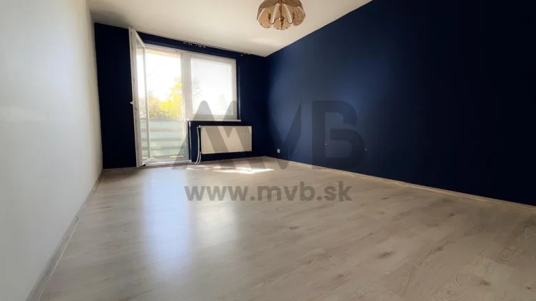 TROJIZBOVÝ BYT S BALKÓNOM V TICHOM PROSTREDÍ
