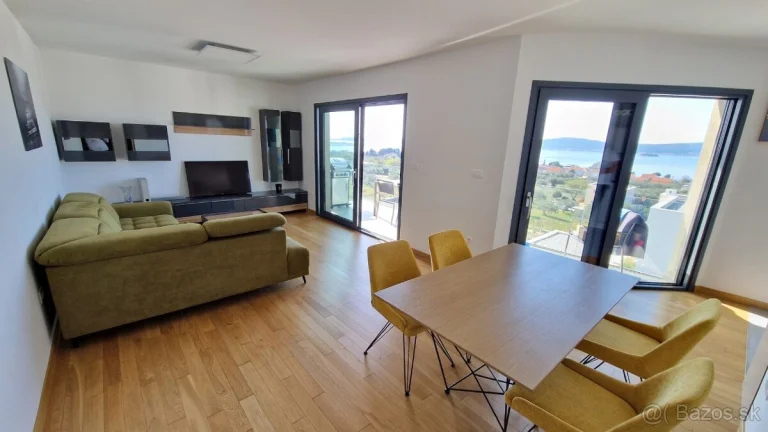 Zariadený 3 izbový apartmán s výhľadom na more, Chorvátsko