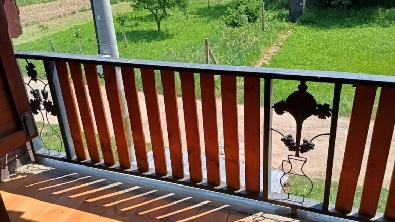 Na predaj viničný domček, Farná