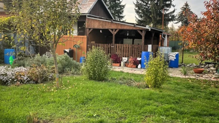 Záhradný domček so slnečným pozemkom, Levice - za nadjazdom