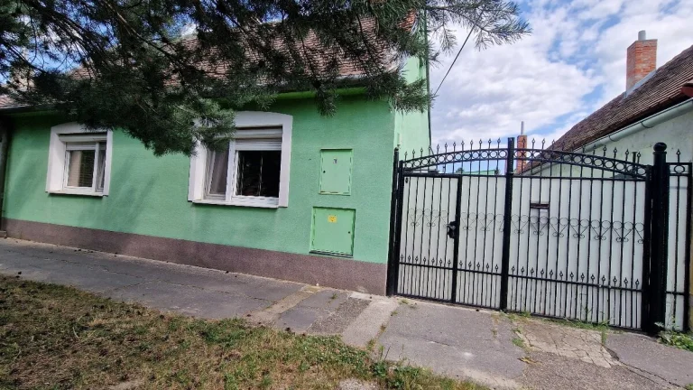 Predám veľký dvojdom s dvomi dielnami, dvojgarážou a záhrado