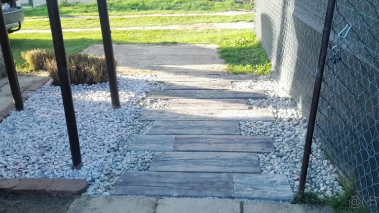 Záhrada pri rieke Váh s chatkou