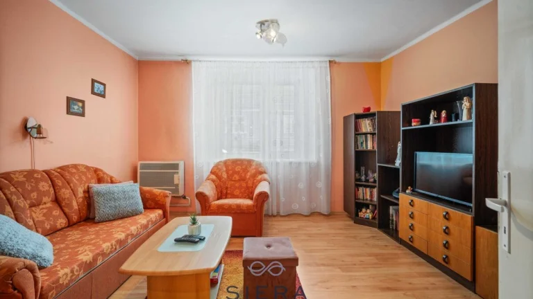 Predaj, zrekonštruovaný dom, v centre obce Špačince