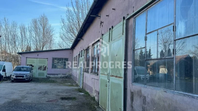 NA PREDAJ -Priemyselná budova v centre Mojmíroviec okr. Nit