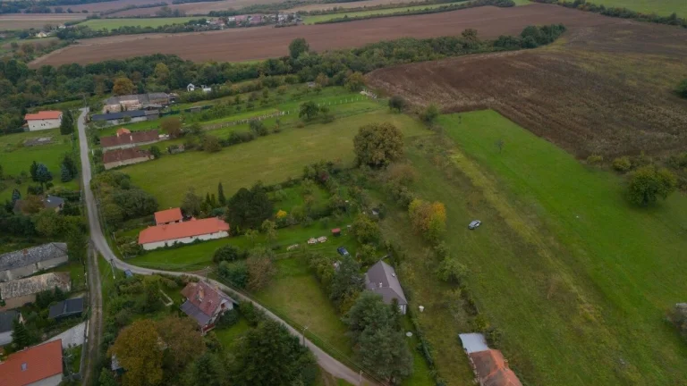 Pozemok v lone prírody s výhľadom na Slanské vrchy, obec Bre