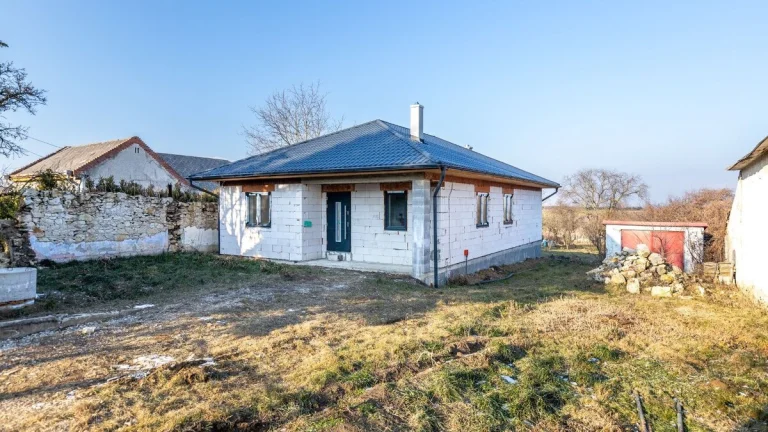 NOVOSTAVBA - 4 izbový bungalov - obec Veľaty
