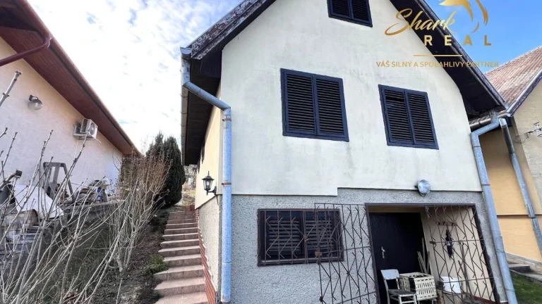 Chata s klenbovou pivnicou a pozemkom Levice.