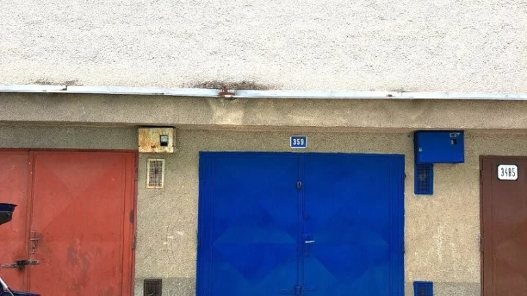 GARÁŽ S MONTÁŽNOU JAMOU A ELEKTRIKOU - VÝBORNÁ LOKALITA