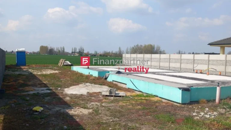 Na predaj pozemok s vybudovanými základmi pre rodinný dom v