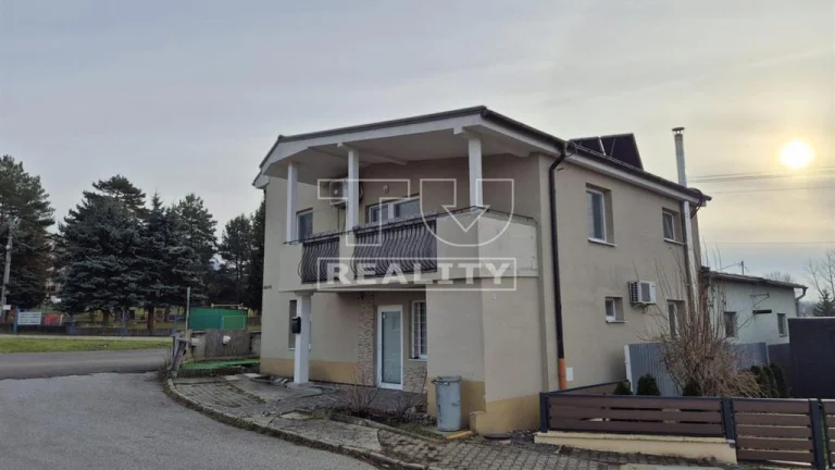 Na predaj dvojpodlažný rodinný dom so širokými...