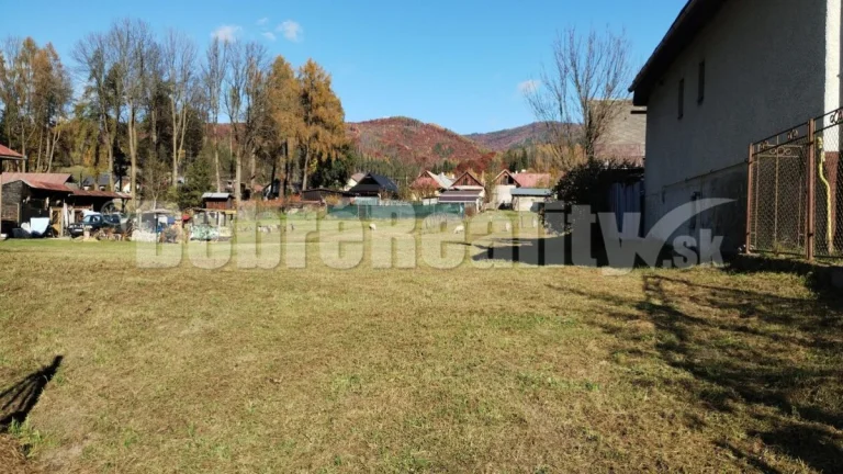 PREDAJ: Slnečný pozemok pre rodinný dom na brehu rieky Rohoz