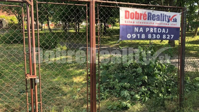 Pekný pozemok v obci Bánov pri parku