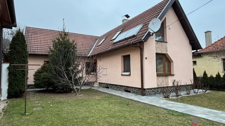 Rodinný dom Topoľčany s bazénom / Dvojgeneračný