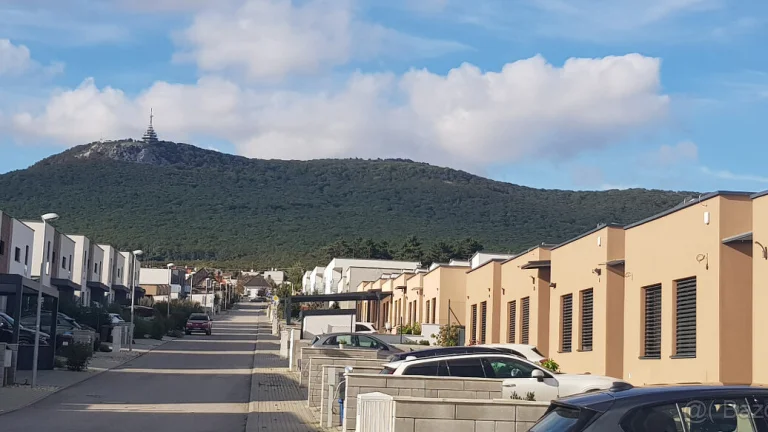 Predám 2 stavebné pozemky Nitr.Hrnčiarovce.