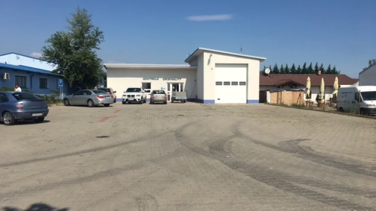 Hala s montážnou jamou a kanceláriami