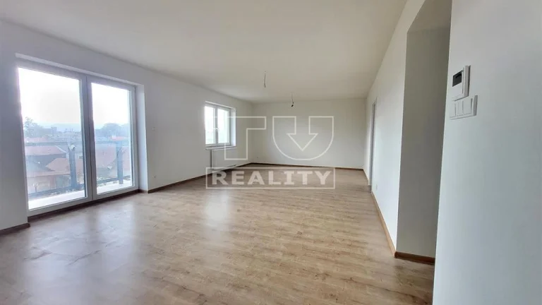Na predaj 3-izbový byt s balkónom a parkovaním, Poprad –...