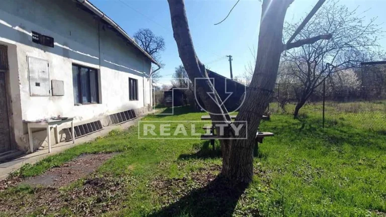 Na PREDAJ zachovalý rodinný dom na periférii /895 m2/...