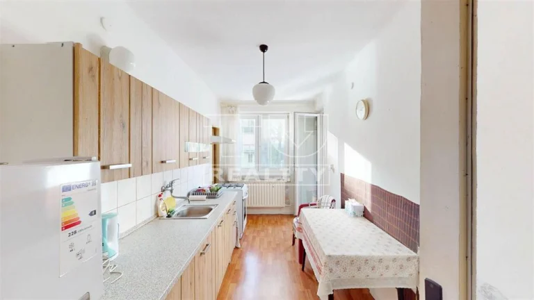 Na predaj priestranný 3-izbový byt s balkónom v obci Bošany