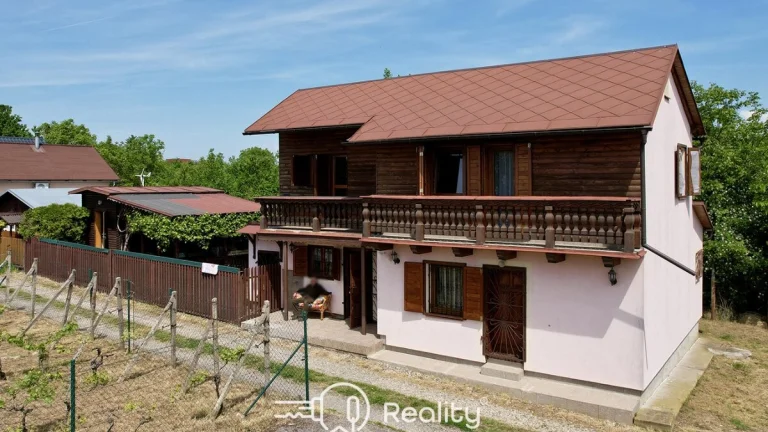 Na predaj krásna zariadená chata s vinohradom v obci Trávnic