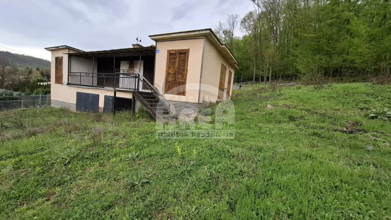 Pozemok so staršou chatkou v rekreačnej oblasti Kamenec
