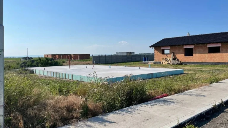 Na predaj - Pozemok pre rodinný dom so základovou doskou